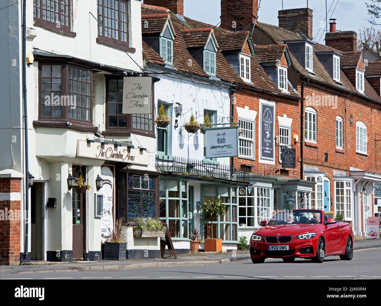 BMW serie 2 auto passando il Clarendon Arms su Castle Hill a Kenilworth, Warwickshire, Inghilterra Regno Unito Foto Stock