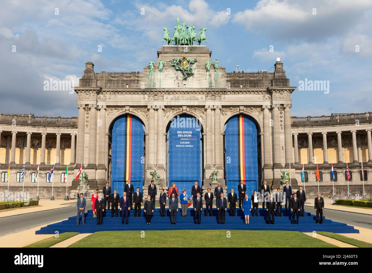 I partecipanti al vertice dell'alleanza militare della NATO propongono una foto di gruppo a Bruxelles. Foto Stock
