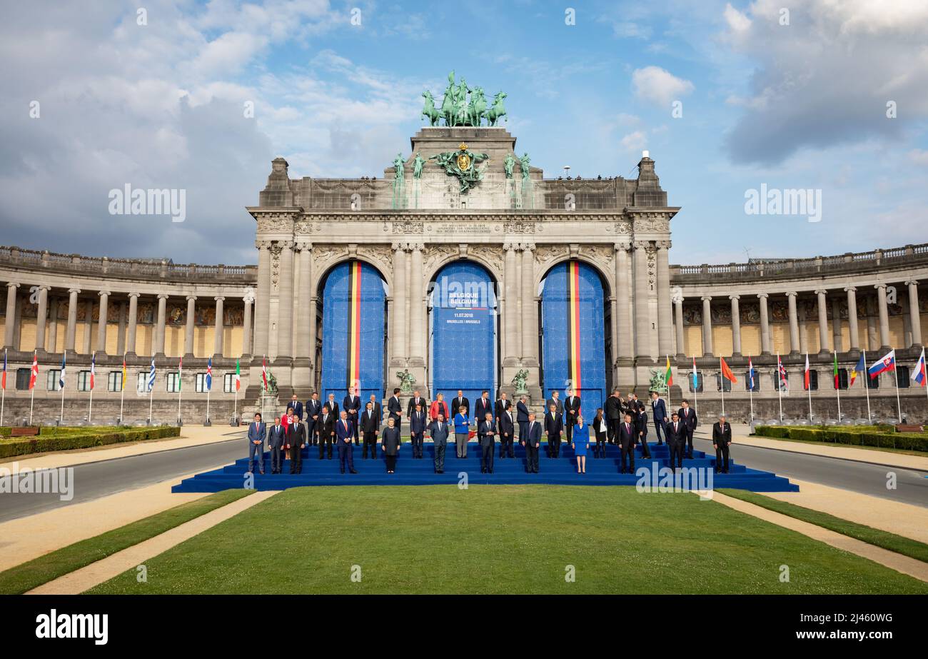 I partecipanti al vertice dell'alleanza militare della NATO propongono una foto di gruppo a Bruxelles. Foto Stock