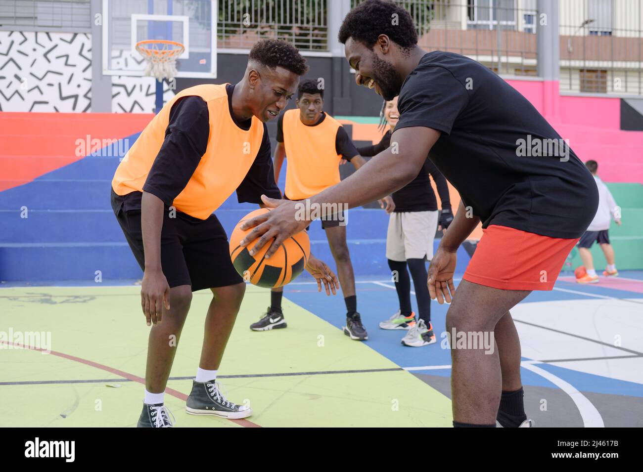 Uomini neri che giocano a basket sul campo sportivo Foto Stock