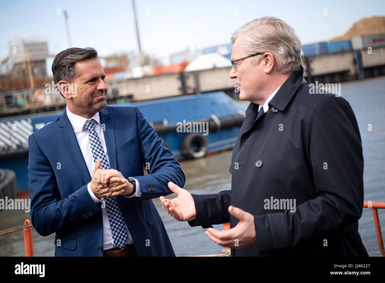 12 aprile 2022, bassa Sassonia, Stade: Bernd Althusmann (CDU, r), ministro dei Trasporti della bassa Sassonia, colloqui con OLAF Lies (SPD), ministro dell'ambiente della bassa Sassonia. Entro il 2026 verrà costruito a Stade un terminale di importazione per il gas naturale liquefatto (GNL). Fino a 13,3 miliardi di metri cubi di gas all'anno saranno poi incappati nelle reti - circa il 15% della domanda di gas della Germania. Lunedì il consorzio di operatori Hanseatic Energy Hub (HEH) ha presentato i documenti di approvazione all'Ufficio di vigilanza commerciale statale responsabile di Lüneburg e prevede di ricevere l'approvazione entro marzo 202 Foto Stock