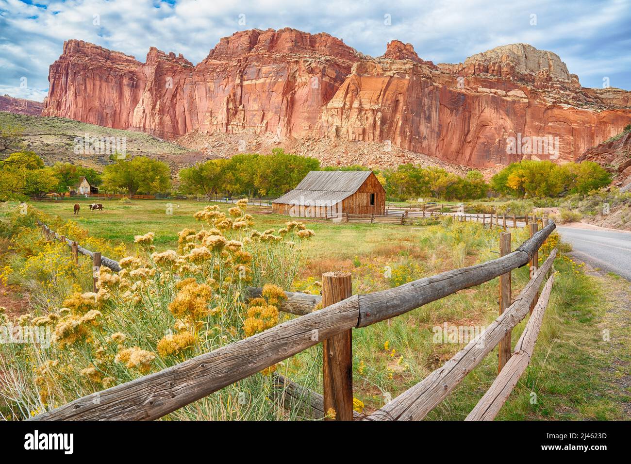 Storico Barn Gifford e pascoli di cavalli lungo il fiume Fremont nel Capitol Reef National Park, Utah Foto Stock
