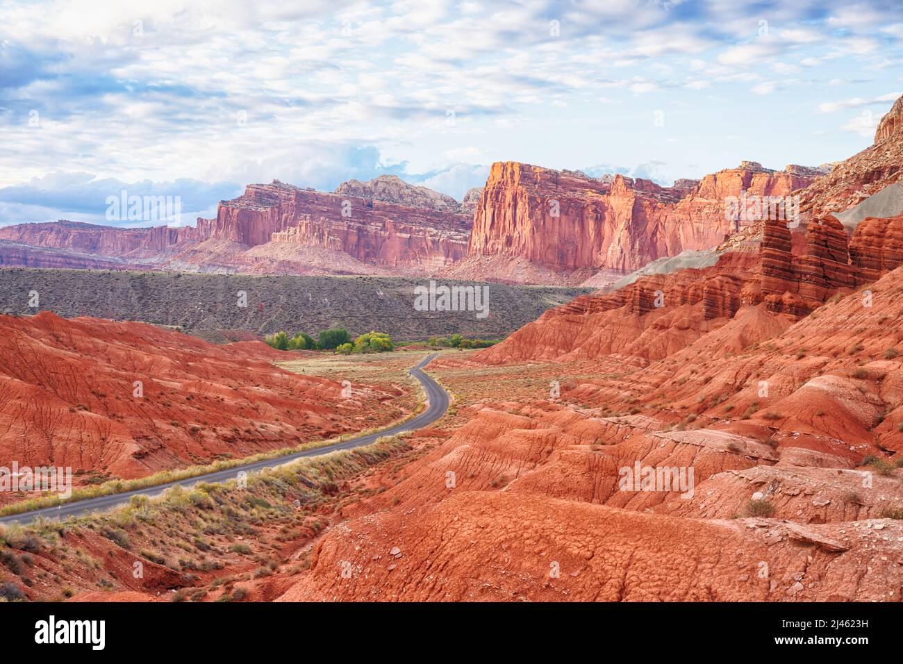 Splendide scogliere e Buttes lungo la Scenic Drive nel Capitol Reef Nation Park, Utah Foto Stock