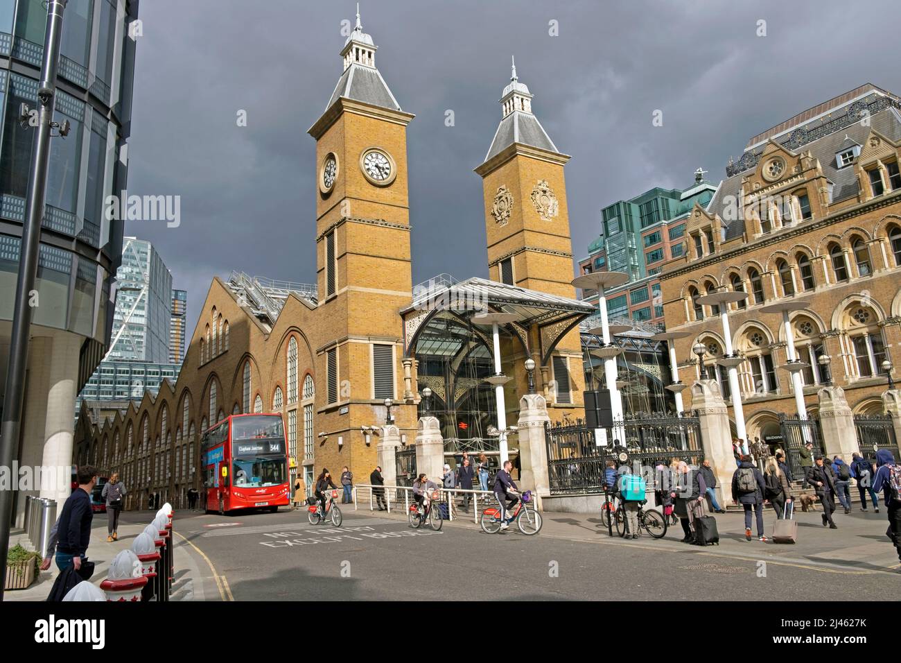 Vista esterna di persone viaggiatori fuori Liverpool Street Station in East London EC2 post Pandemic Streets in England UK Spring 2022 KATHY DEWITT Foto Stock