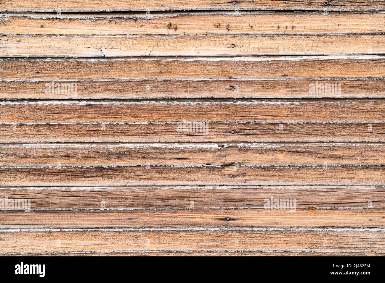 Vecchio marrone esterno tempo pino legno asse orizzontale lato sfondo Foto Stock