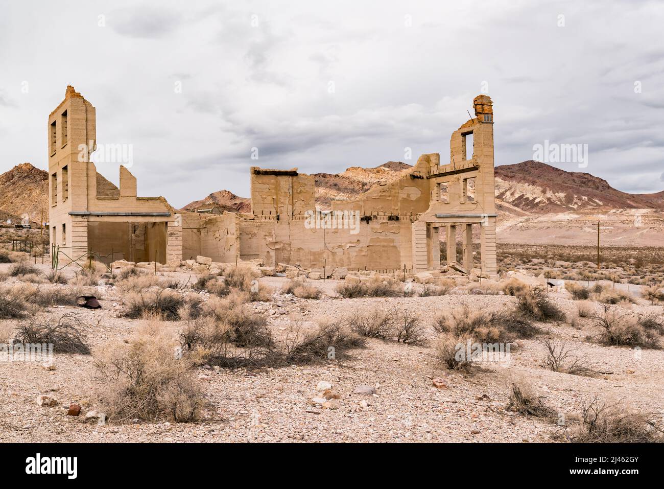 Le rovine della città fantasma di edifici abbandonati nella vecchia città boom di Rhyolite, Nevada Foto Stock