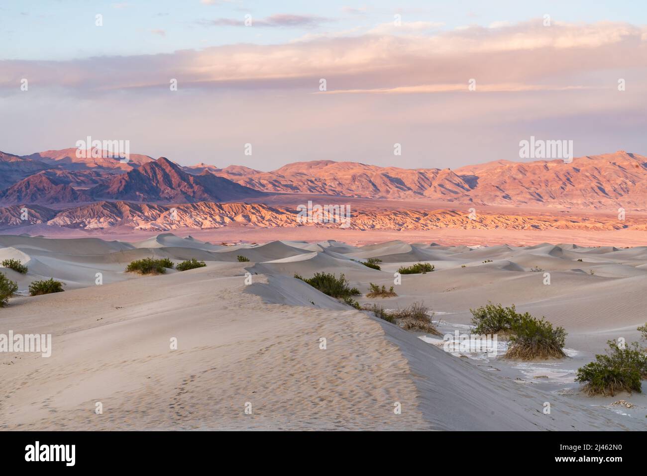 Tramonto su Mesquite Flats Sand Dunes nel Death Valley National Park California Foto Stock