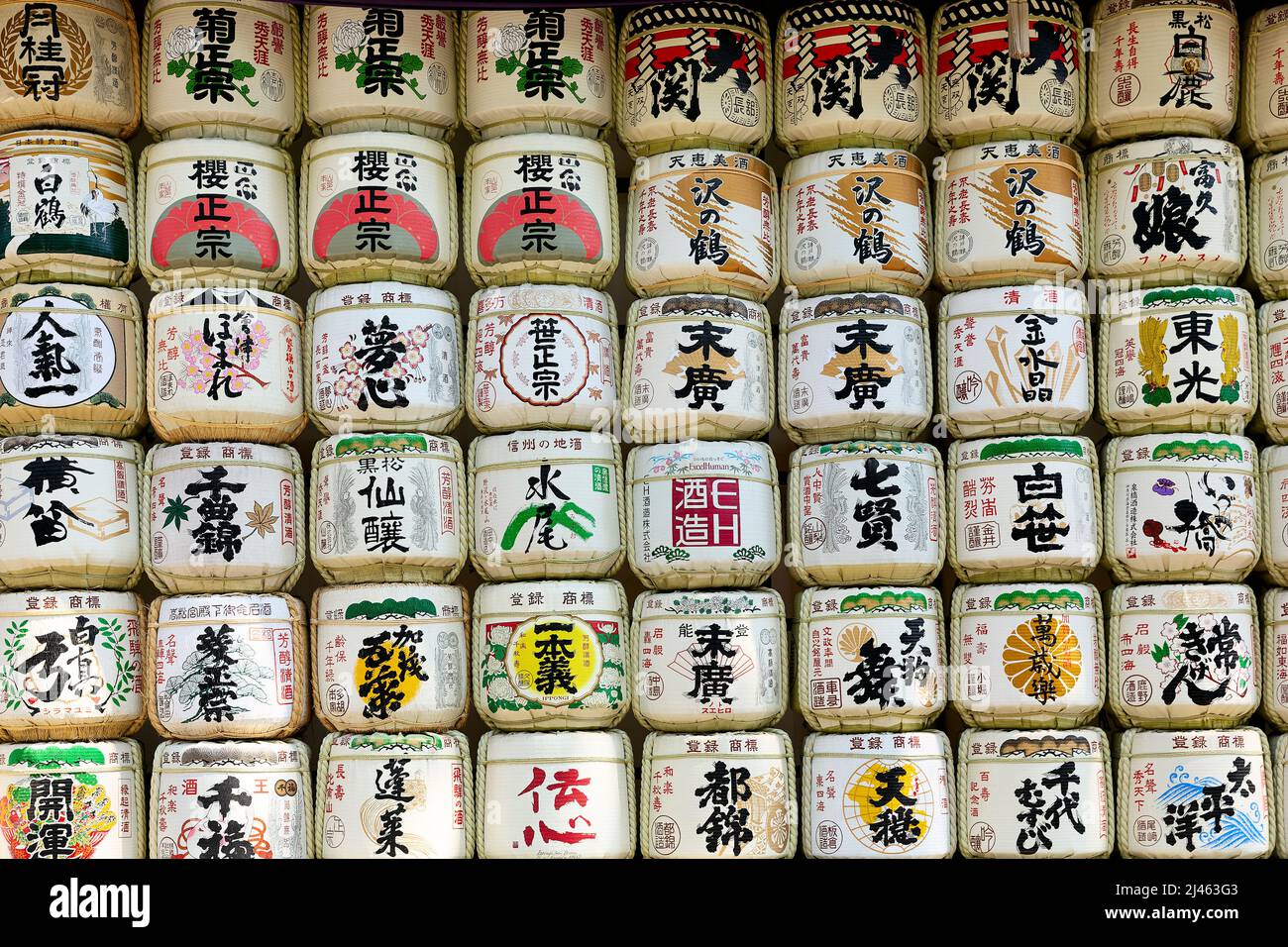 Giappone. Tokyo. Barili di sake al Santuario Meji Jingu Shinto Foto Stock