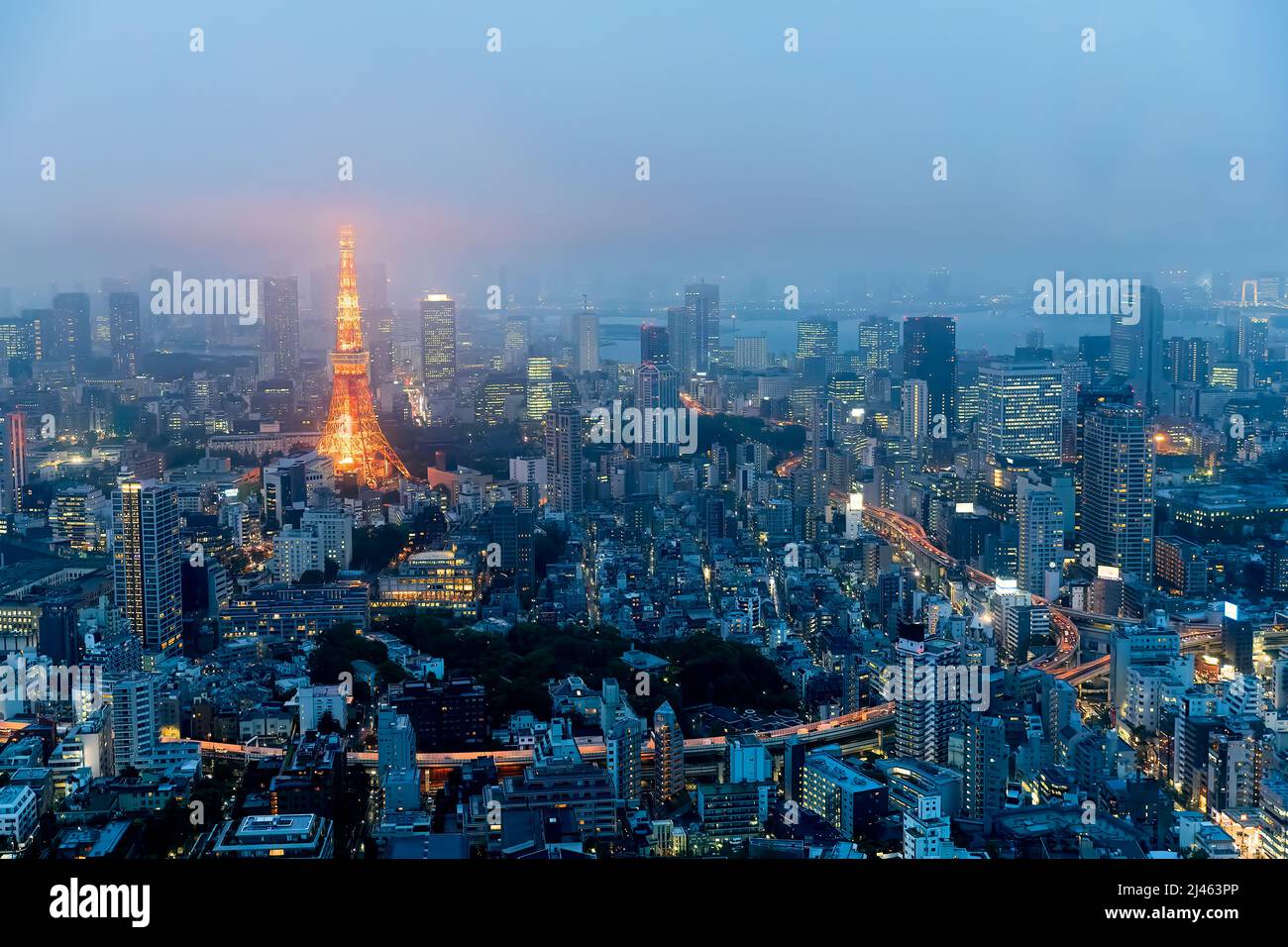 Giappone. Tokyo. Vista aerea della Tokyo Tower al tramonto Foto Stock