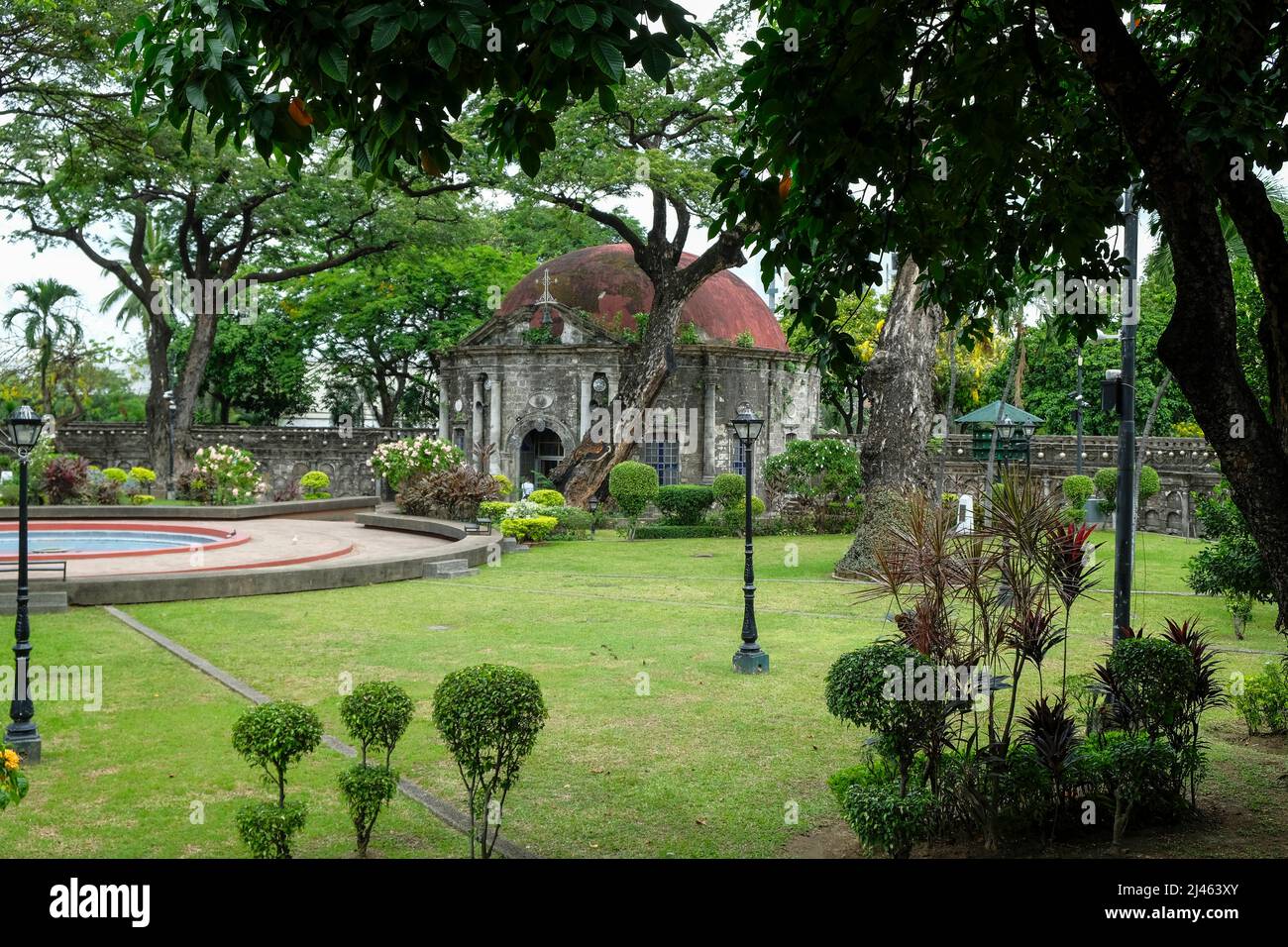 Manila, Filippine - Marzo 2022: Il Paco Park è un giardino ricreativo ed è stato un tempo cimitero comunale di Manila il 27 marzo 2022 nelle Filippine. Foto Stock