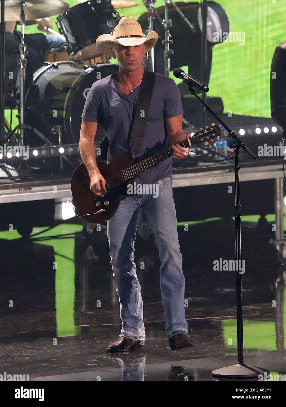 Kenny Chesney in palco per i premi musicali CMT (Country Music Television) 2022 - Show, Nashville Municipal Auditorium, Nashville, TN 11 aprile 2022. Foto di: COLLEZIONE MORA/Everett Foto Stock