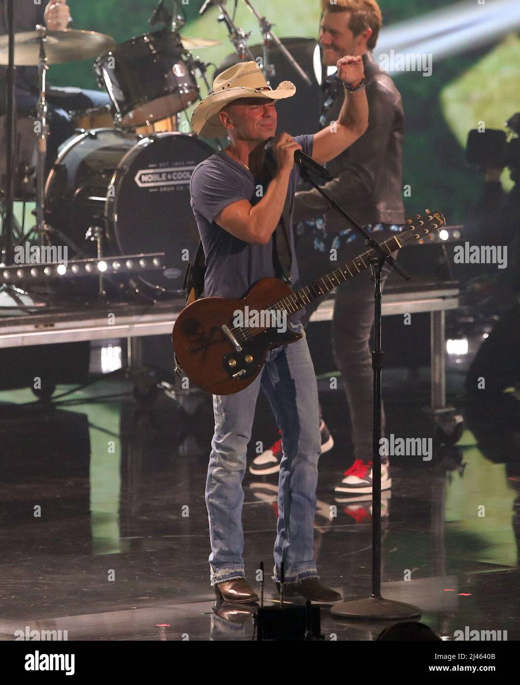 Kenny Chesney in palco per i premi musicali CMT (Country Music Television) 2022 - Show, Nashville Municipal Auditorium, Nashville, TN 11 aprile 2022. Foto di: COLLEZIONE MORA/Everett Foto Stock