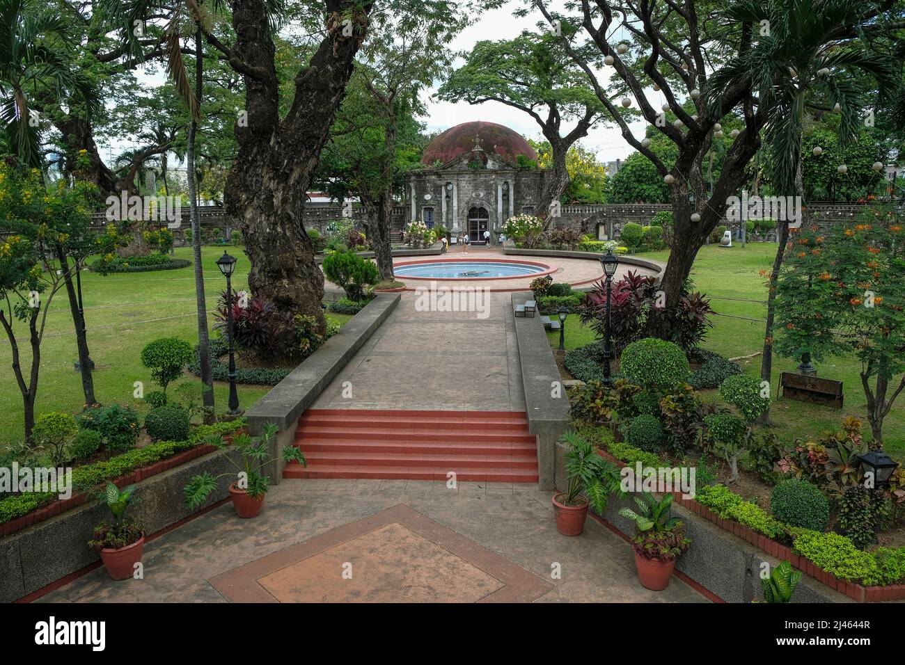 Manila, Filippine - Marzo 2022: Il Paco Park è un giardino ricreativo ed è stato un tempo cimitero comunale di Manila il 27 marzo 2022 nelle Filippine. Foto Stock