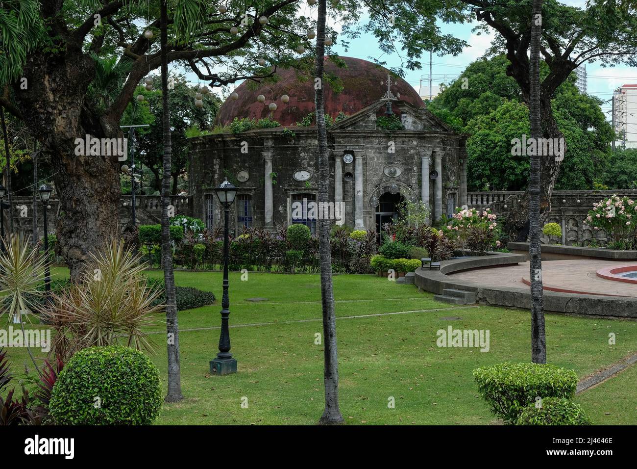 Manila, Filippine - Marzo 2022: Il Paco Park è un giardino ricreativo ed è stato un tempo cimitero comunale di Manila il 27 marzo 2022 nelle Filippine. Foto Stock
