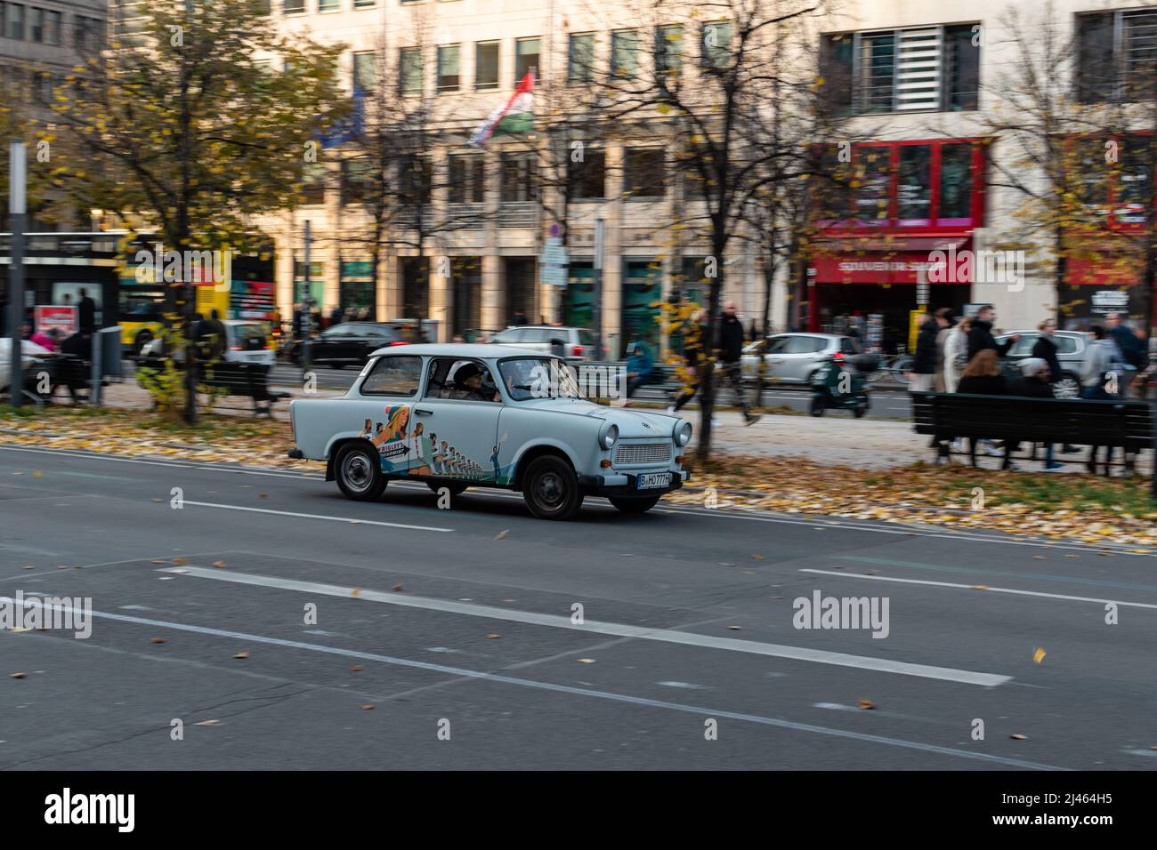 Vecchia auto tedesca orientale Trabant guida a Berlino, Germania. Foto Stock