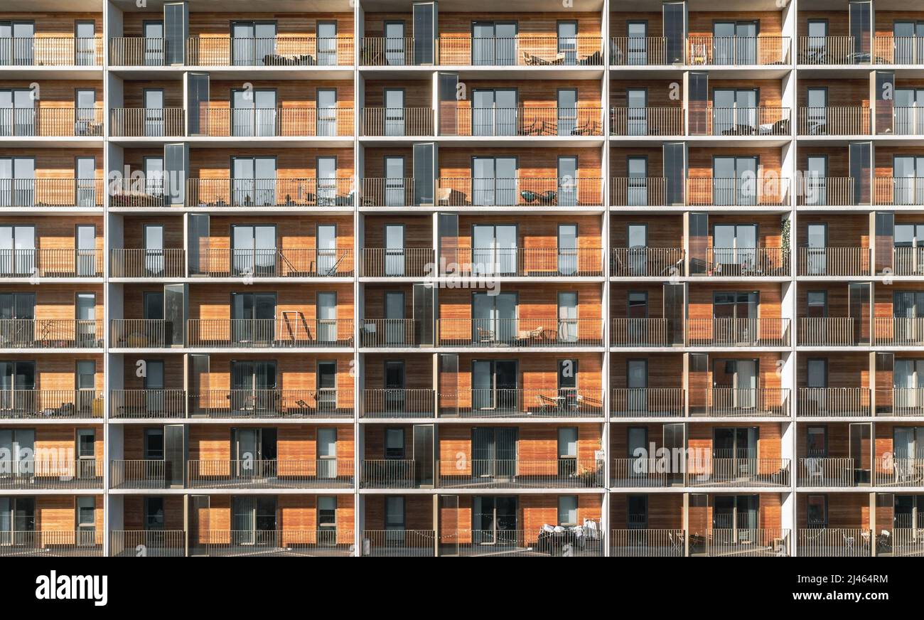 Architettura a telaio pieno dell'esterno di un moderno blocco di appartamenti in stile Scandinavo con finestre e balconi per vivere la citta' Foto Stock