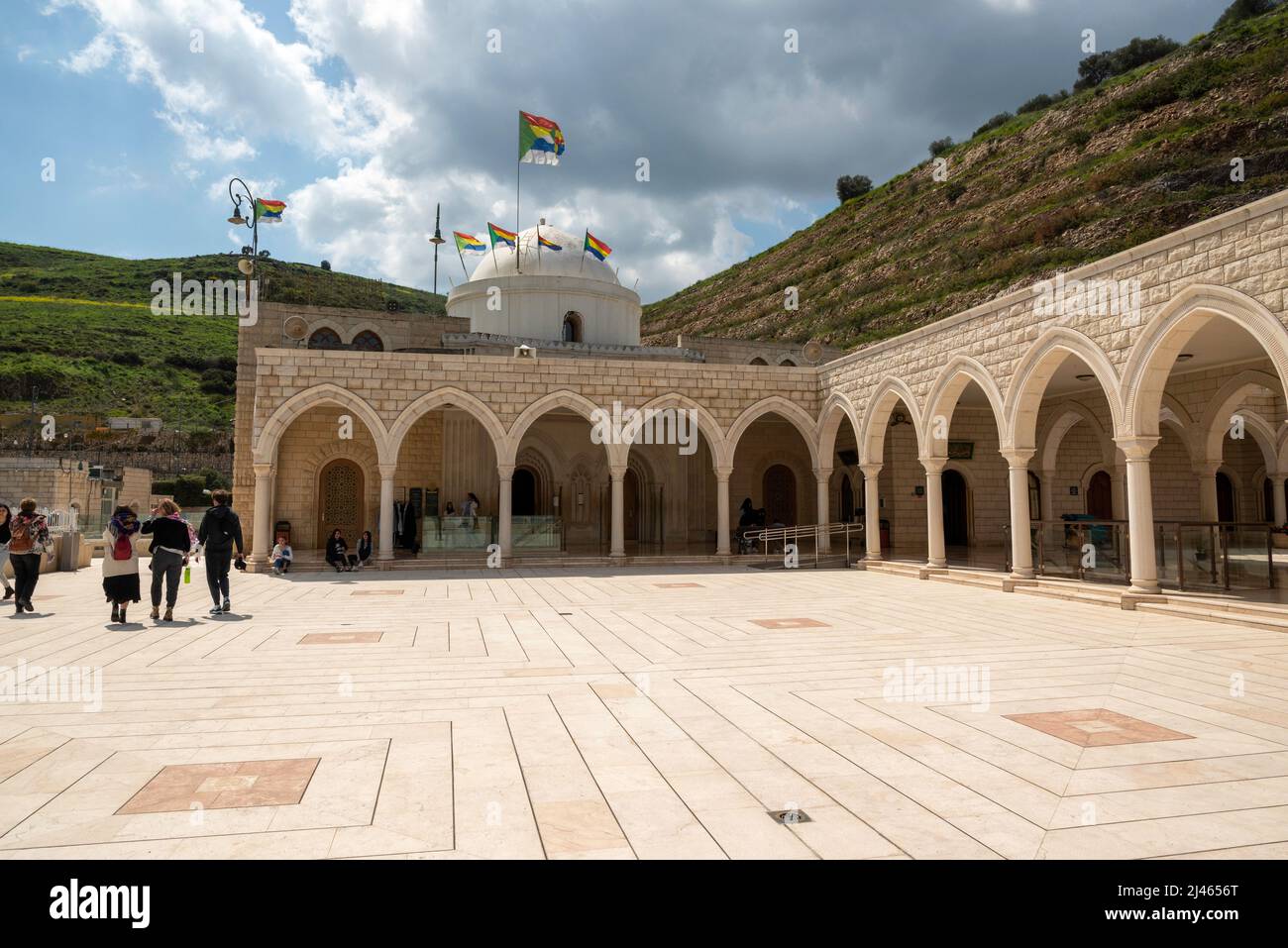 Israele, la bassa Galilea. Nabi Shueib, la tomba di Jethro il sito sacro delle bandiere di Druze, Israeliane e Druze che volano in testa Foto Stock