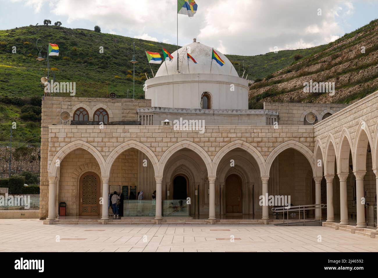 Israele, la bassa Galilea. Nabi Shueib, la tomba di Jethro il sito sacro delle bandiere di Druze che volano in alto Foto Stock