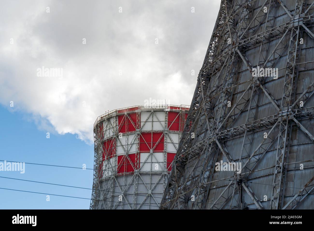 Tubi da fumo industriali in primo piano di vari tipi di centrali termiche in inverno Foto Stock