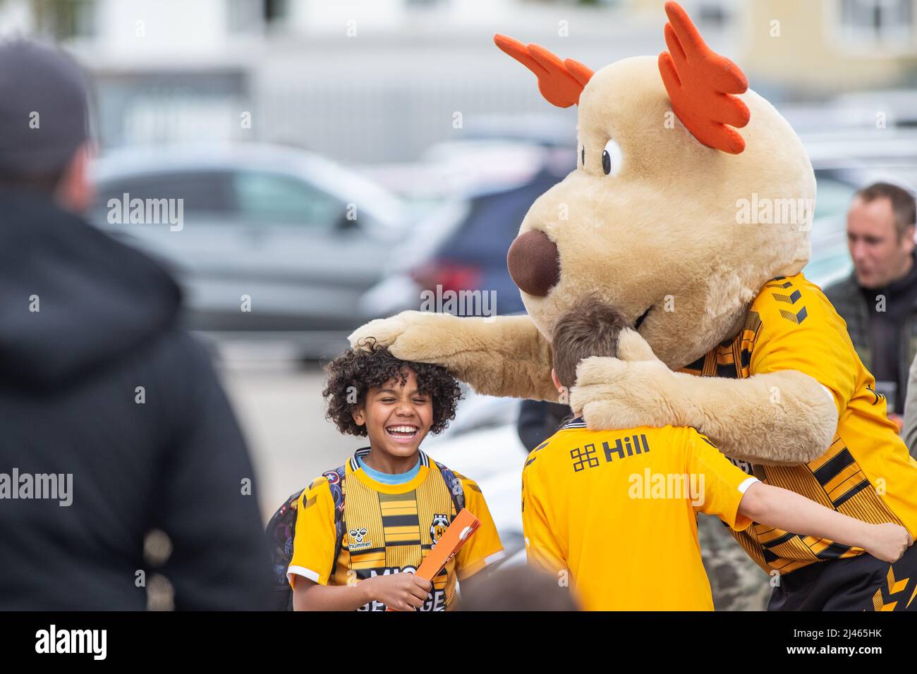 Squadra di calcio inglese Cambridge United mascotte Marvin the Moose Foto Stock