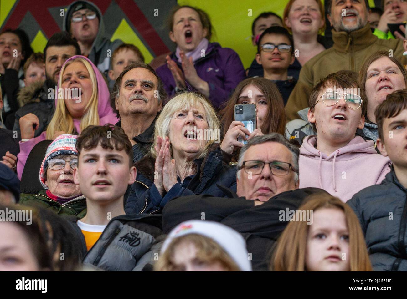 Gli appassionati di calcio e gli spettatori con espressioni facciali reagiscono al gioco che stanno guardando Foto Stock