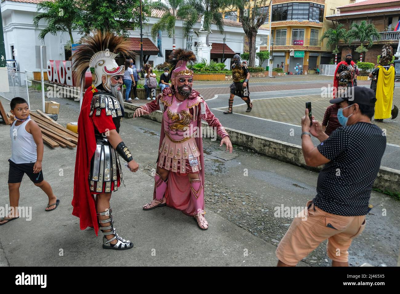 BOAC, Filippine - Aprile 2022: Partecipanti al Festival dei Moriones tenutosi durante la settimana Santa in BOAC il 11 Aprile 2022 a Marinduque, Filippine. Foto Stock