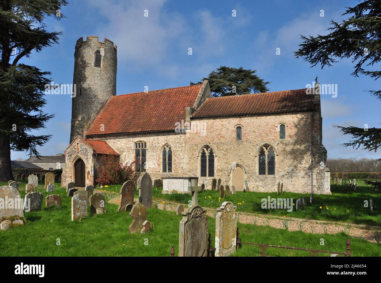 Chiesa di tutti i Santi con torre rotonda, Kirby cane, Norfolk del Sud, Inghilterra, Regno Unito Foto Stock