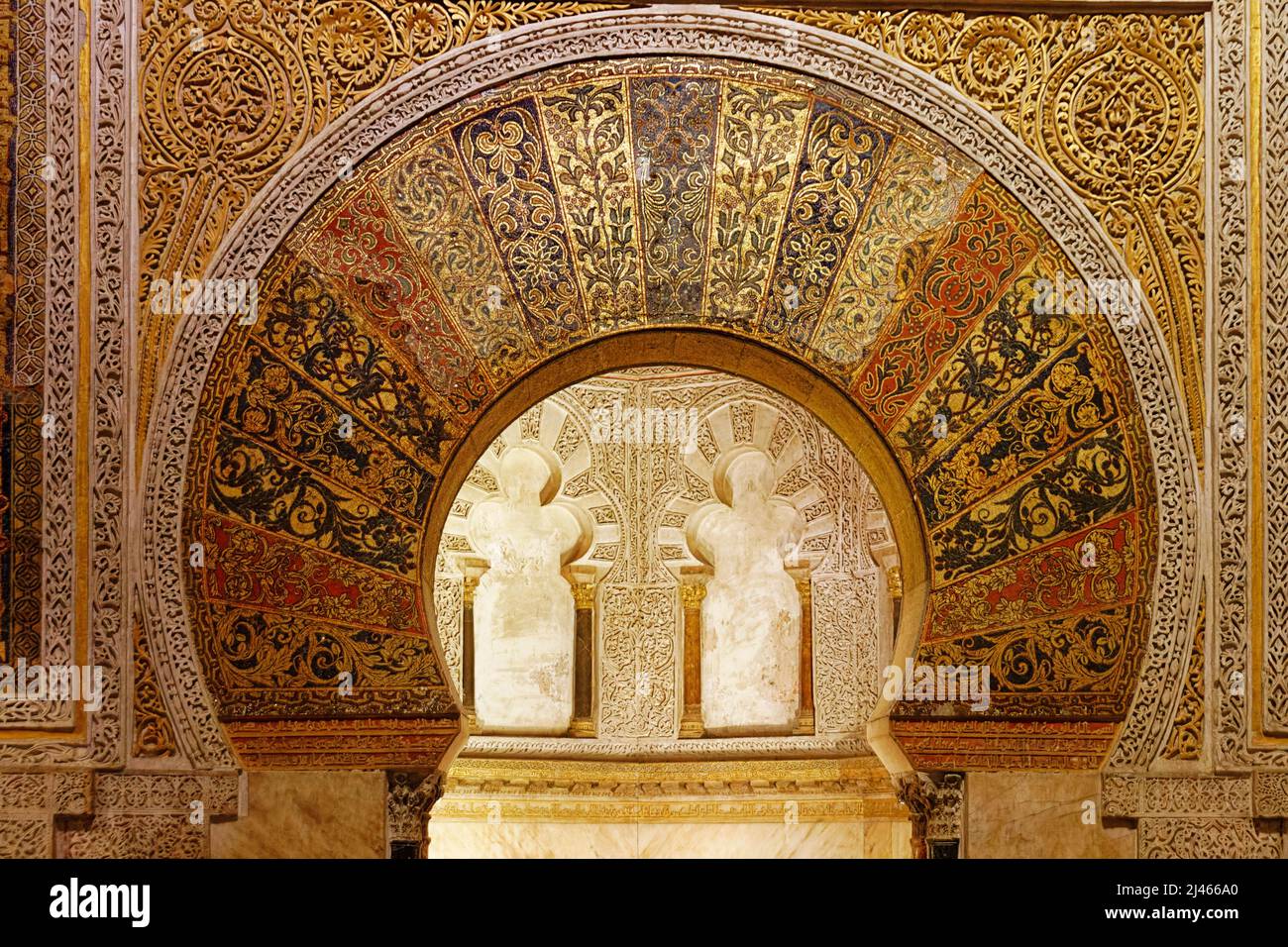 CORDOVA SPAGNA MOSCHEA CATTEDRALE MEZQUITA-CATEDRAL DE CÓRDOBA I MOSAICI NEI VOUSSOIRS DELL'ARCO MIHRAB Foto Stock