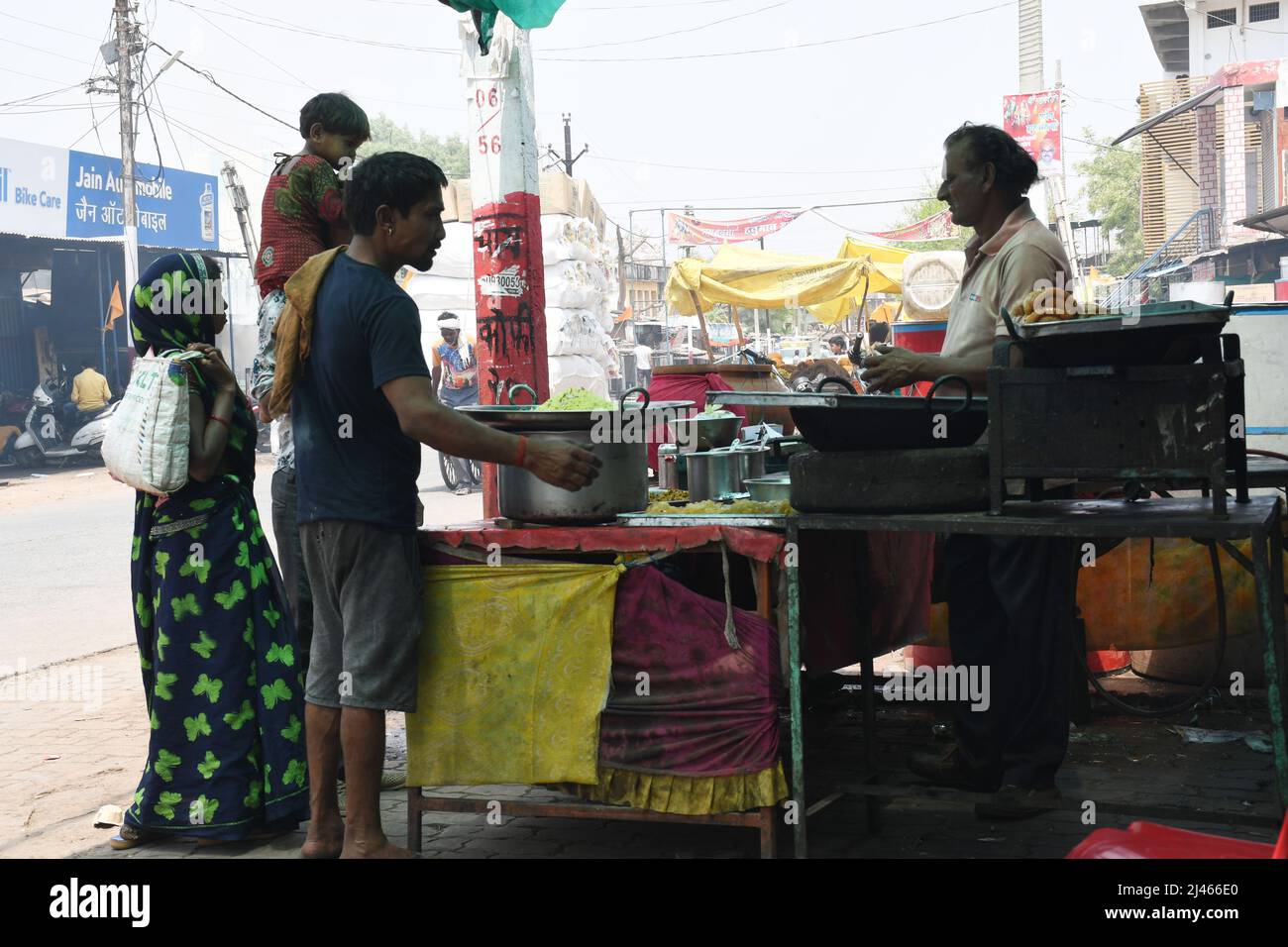 Chanderi Madhya Pradesh, India. 11th Apr 2022. Gli abitanti del villaggio che acquistano snack sul lato strada Sweet Shop a Chanderi City, a Chanderi Madhya Pradesh, India il 11 aprile 2022. (Foto di Ravi Barr/Sipa USA) Credit: Sipa USA/Alamy Live News Foto Stock