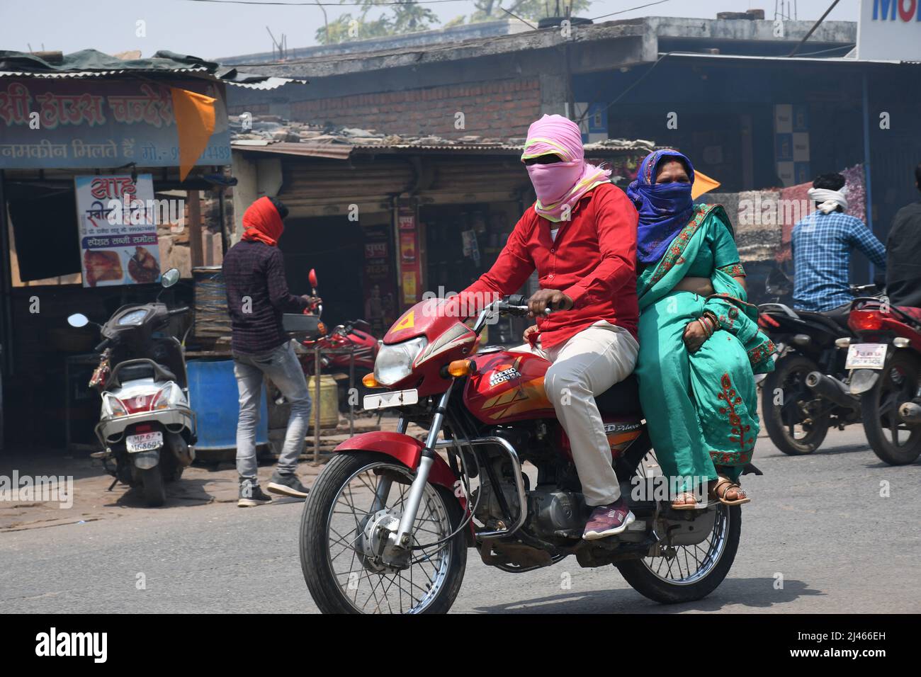 Chanderi Madhya Pradesh, India. 11th Apr 2022. Ciclisti in una giornata calda a Chanderi City, a Chanderi Madhya Pradesh, India, il 11 aprile 2022. (Foto di Ravi Barr/Sipa USA) Credit: Sipa USA/Alamy Live News Foto Stock