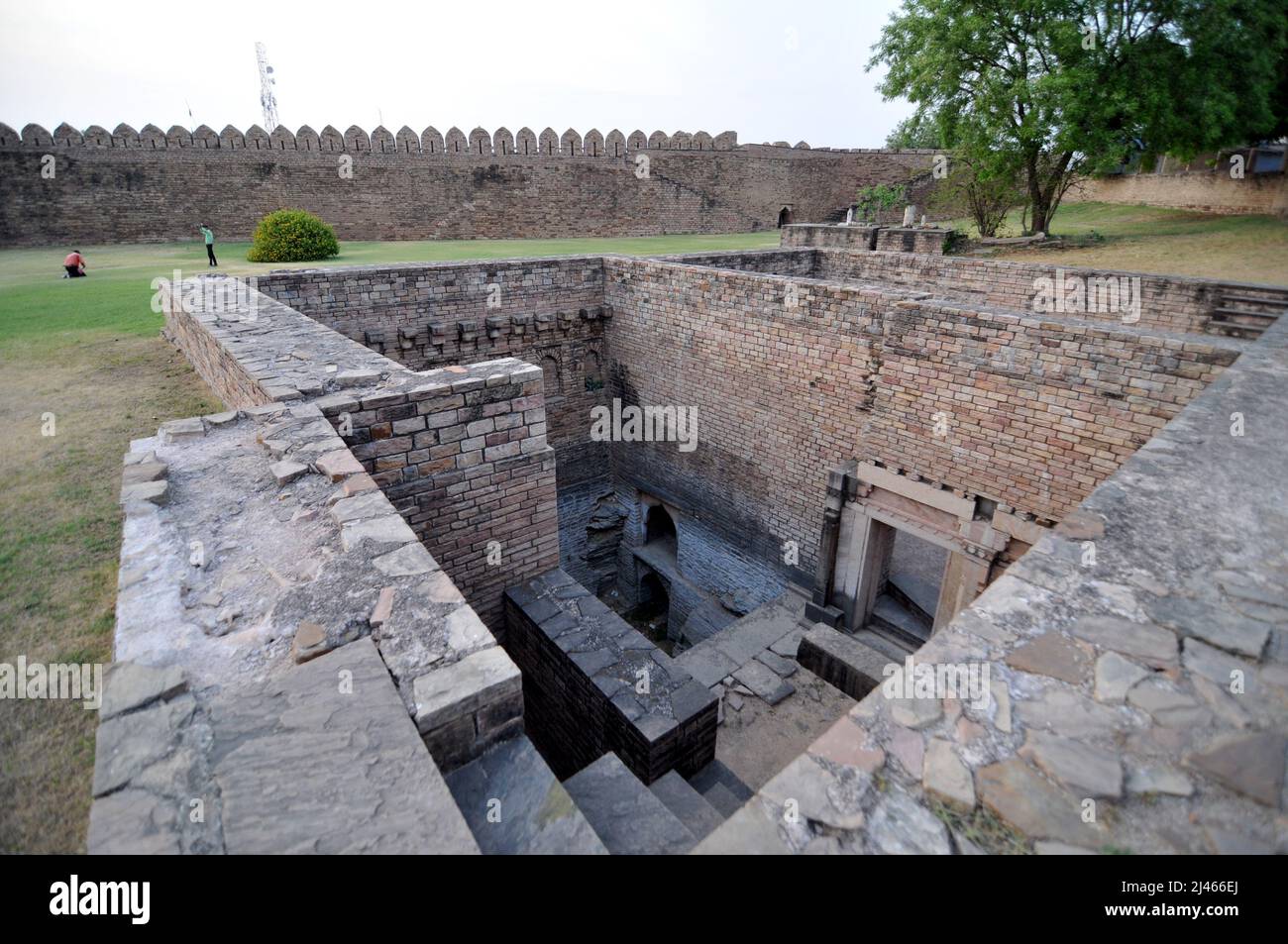 Chanderi Heritage City, India. 12th Apr 2022. Badal Mehal Fort e Templi a Chanderi Heritage City, a Chanderi Madhya Pradesh, India il 12 aprile 2022. (Foto di Ravi Barr/Sipa USA) Credit: Sipa USA/Alamy Live News Foto Stock