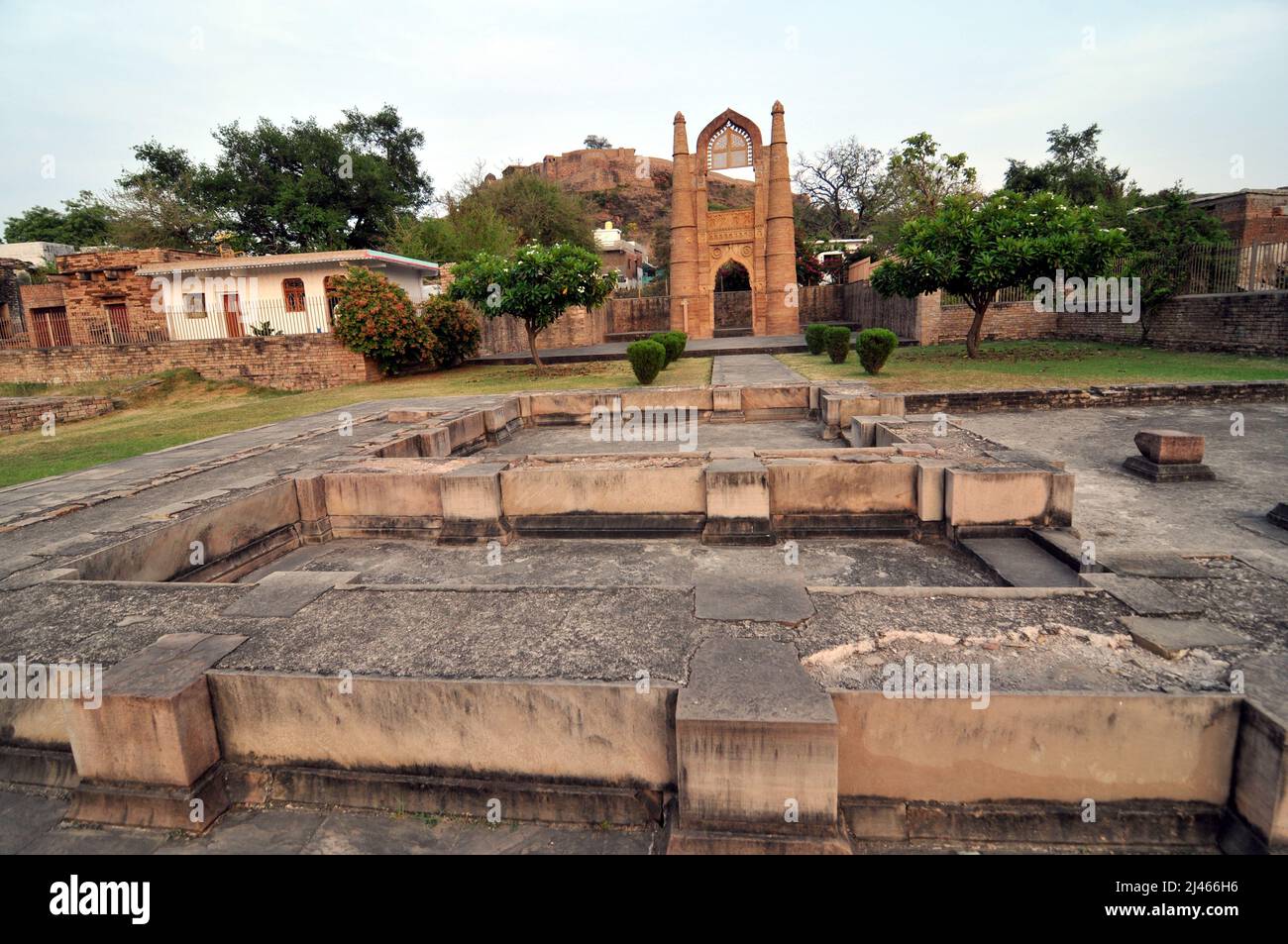 Chanderi Heritage City, India. 12th Apr 2022. Badal Mehal Fort e Templi a Chanderi Heritage City, a Chanderi Madhya Pradesh, India il 12 aprile 2022. (Foto di Ravi Barr/Sipa USA) Credit: Sipa USA/Alamy Live News Foto Stock