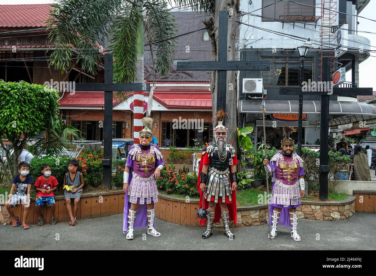 BOAC, Filippine - Aprile 2022: Partecipanti al Festival dei Moriones tenutosi durante la settimana Santa in BOAC il 11 Aprile 2022 a Marinduque, Filippine. Foto Stock