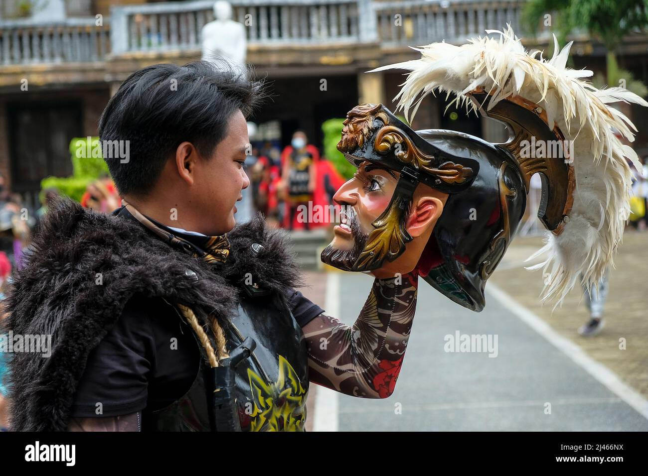 BOAC, Filippine - Aprile 2022: Un partecipante al Festival Moriones che si tiene durante la settimana Santa in BOAC il 11 Aprile 2022 a Marinduque, Filippine. Foto Stock