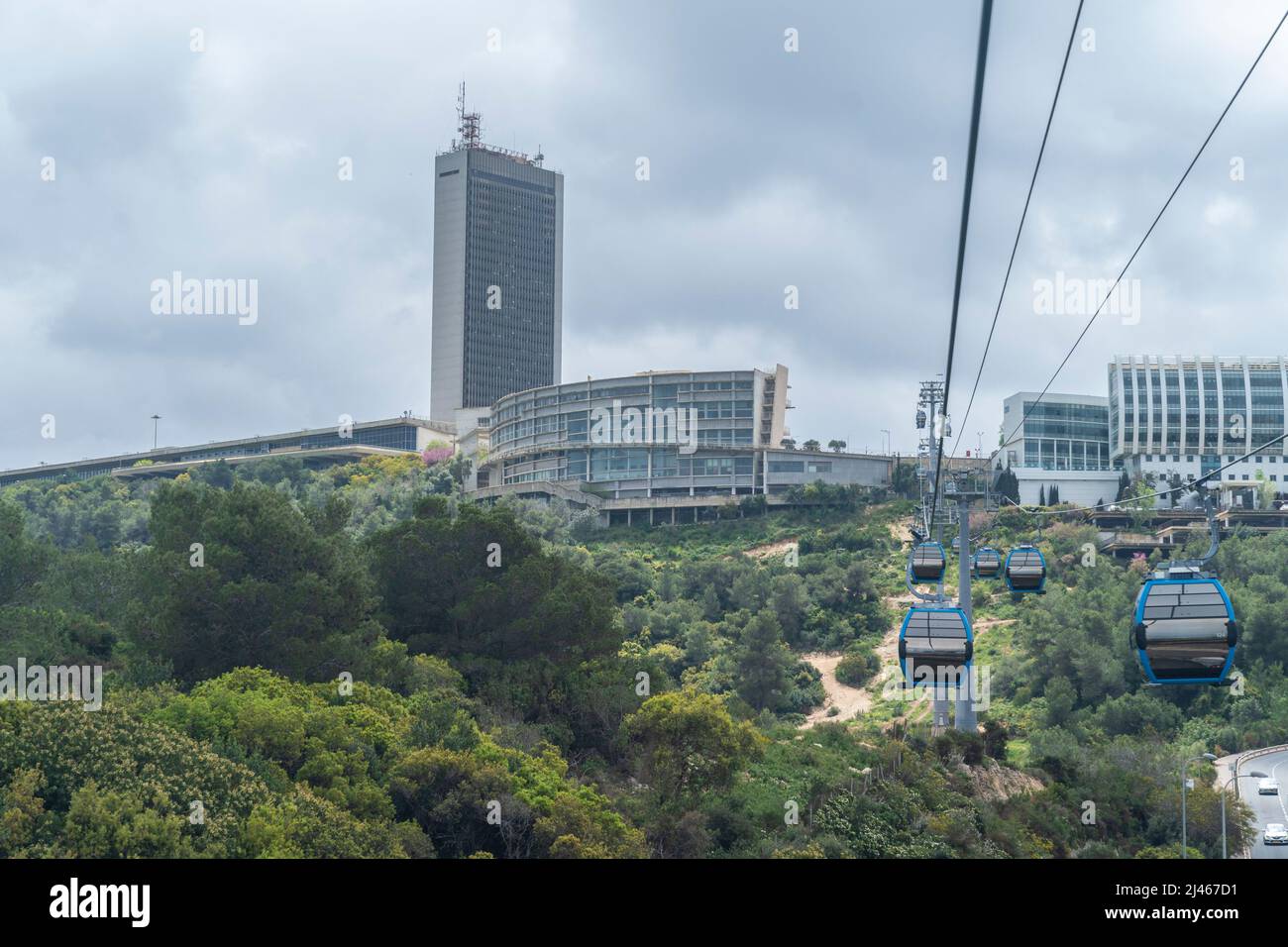 Haifa, Israele - 12 aprile 2022: Rakavlit - funivia di servizio pendolari (funicolare) a Haifa che collega la Stazione Centrale degli autobus e l'Università di Haifa sul Monte Carmel Foto Stock