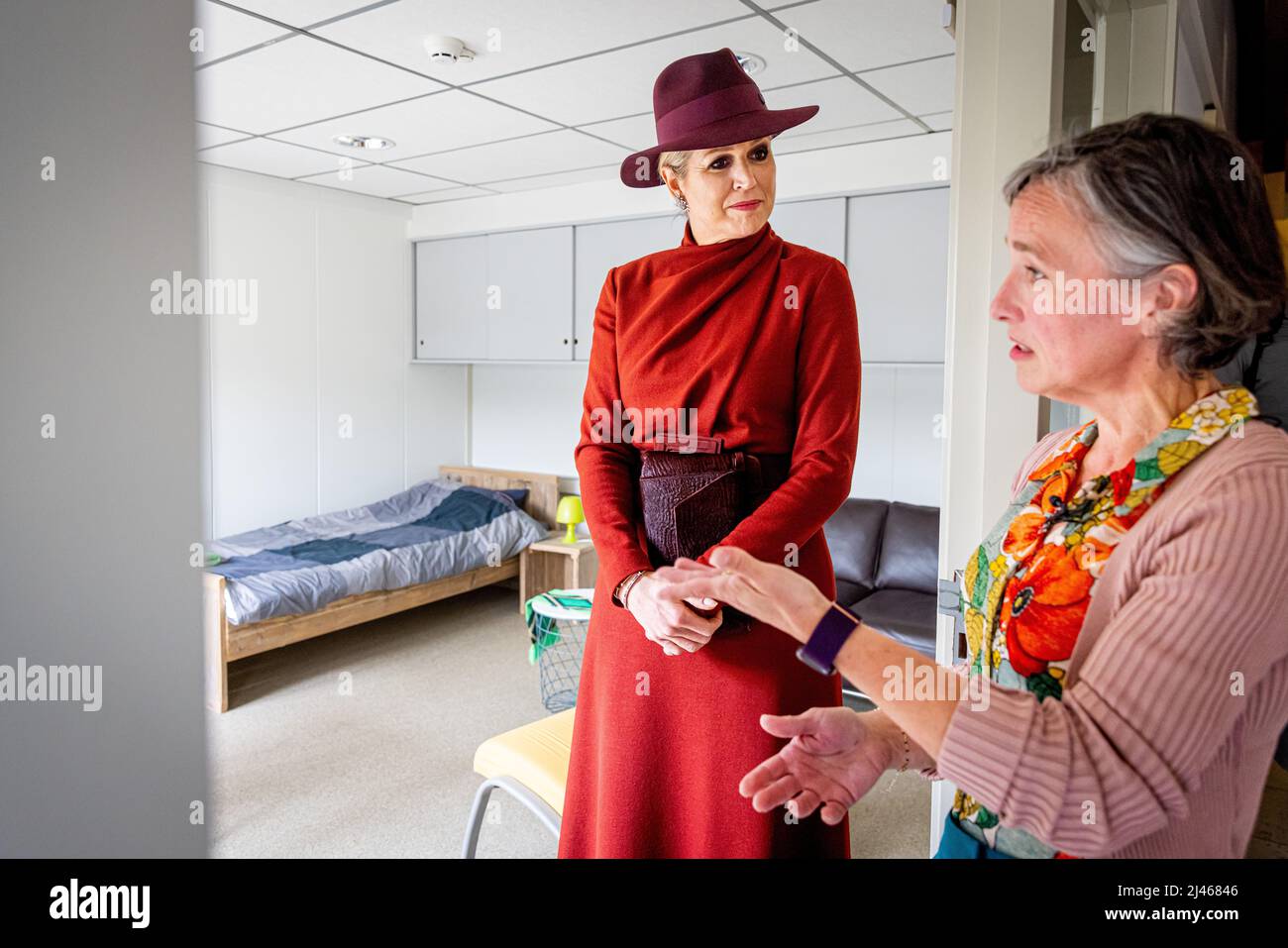 2022-04-12 14:10:32 ZUTPHEN - la regina Maxima (L) paga una visita di lavoro a Ixta Noa. L'organizzazione di cura è il vincitore della Grande Mela di Orange 2021 del Fondo Orange. Ixta Noa ha ricevuto il premio per il modo innovativo di supportare le persone con reclami psicologici da parte di esperti di esperienza. PATRICK VAN KATWIJK Paesi bassi fuori - belgio fuori Foto Stock