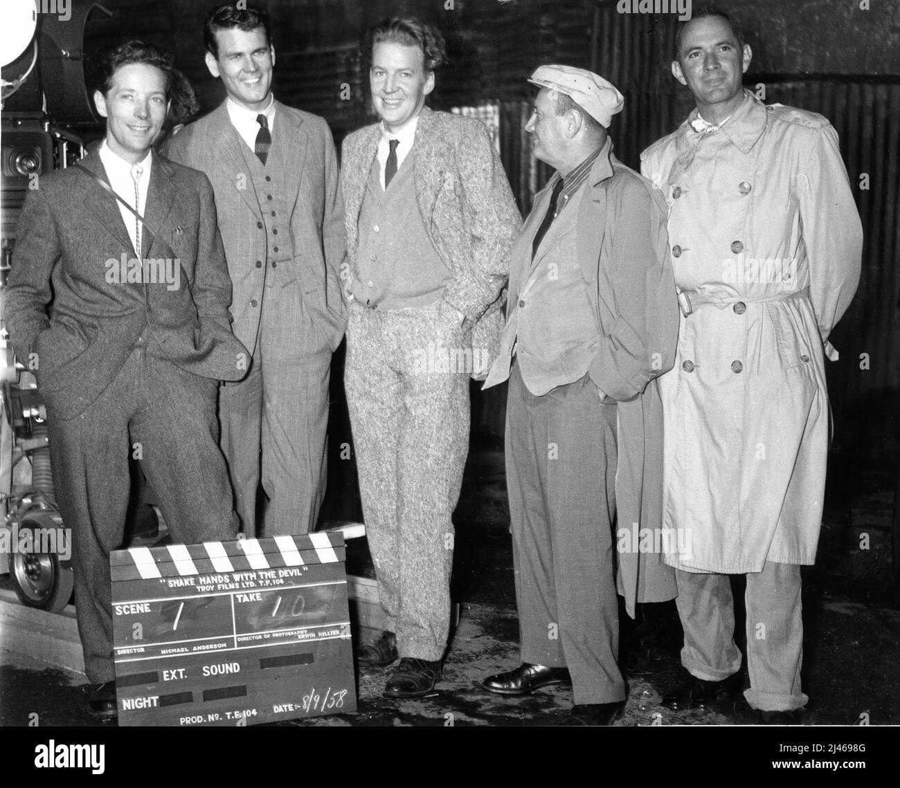 Il regista MICHAEL ANDERSON DON MURRAY e il cinematografo ERWIN HILLIER (2nd a destra) sul set Candid durante le riprese di SHAKE HANDS CON IL regista DEL DIAVOLO MICHAEL ANDERSON nel 1959 romanzo Rearden Conner musica William Alwyn Irlanda - USA co-produzione Pennebaker Productions / Troy Films / United Artists Foto Stock