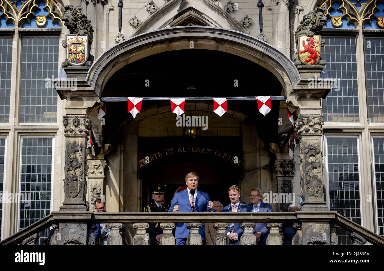 Sint-Janskerk, Gouda, Paesi Bassi. 12th Apr 2022. 2022-04-12 15:37:14 GOUDA - re Willem-Alexander cammina attraverso il Markt dal Sint-Janskerk al municipio dopo l'apertura della mostra 'vivere la meraviglia di Gouda' come l'inizio della celebrazione di 750 anni di diritti della città per Gouda. Credit: ANP/Alamy Live News Foto Stock