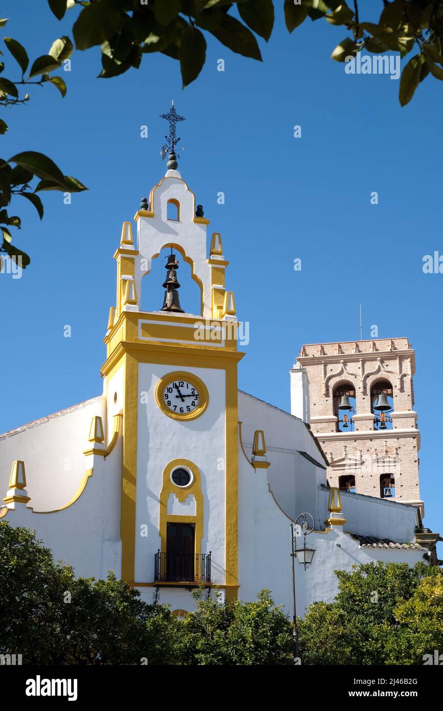 La Chiesa e il campanile di Santa María de la Asunción nel villaggio di Guadalcanal nella provincia di Siviglia, Andalusia, Spagna Foto Stock