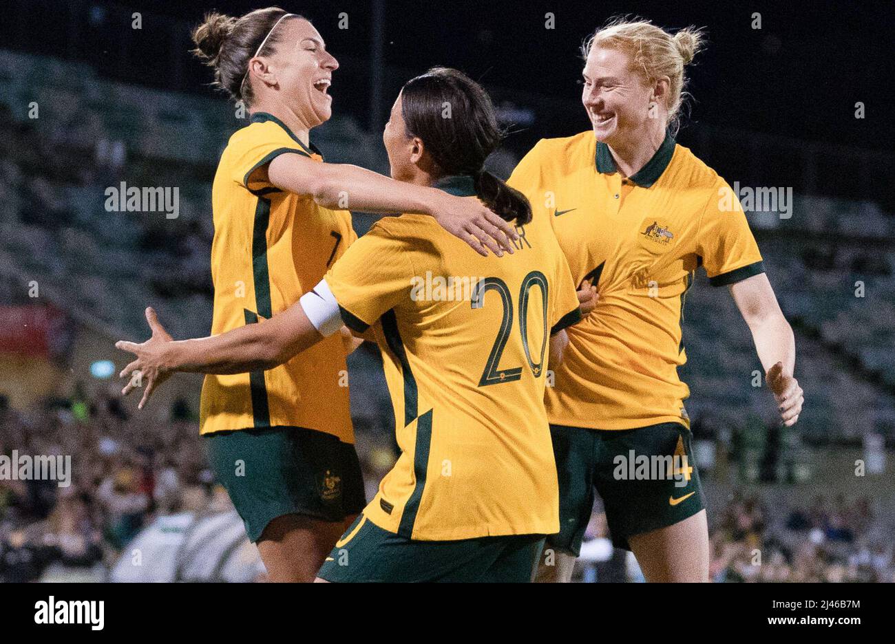 (220412) -- CANBERRA, 12 aprile (Xinhua) -- Sam Kerr (C) dell'Australia celebra un obiettivo con i suoi compagni di squadra durante un incontro amichevole contro la Nuova Zelanda a Canberra, Australia, 12 aprile 2022. (Foto di Chu Chen/Xinhua) Foto Stock