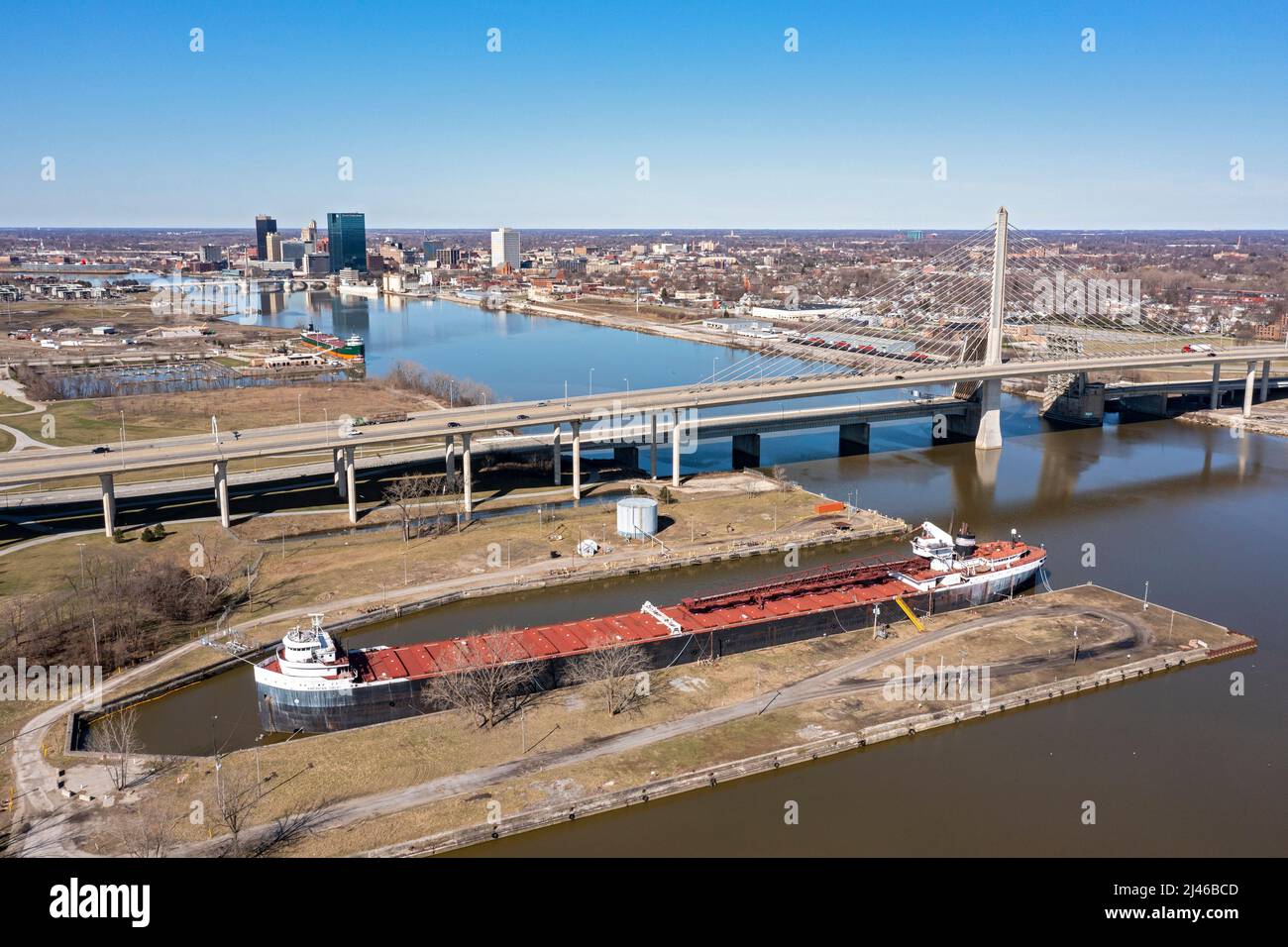 Toledo, Ohio - il ponte Veterans Glass City Skyway porta l'Interstate 280 sul fiume Maumee. Il centro di Toledo è in lontananza. La Va. Americana Foto Stock