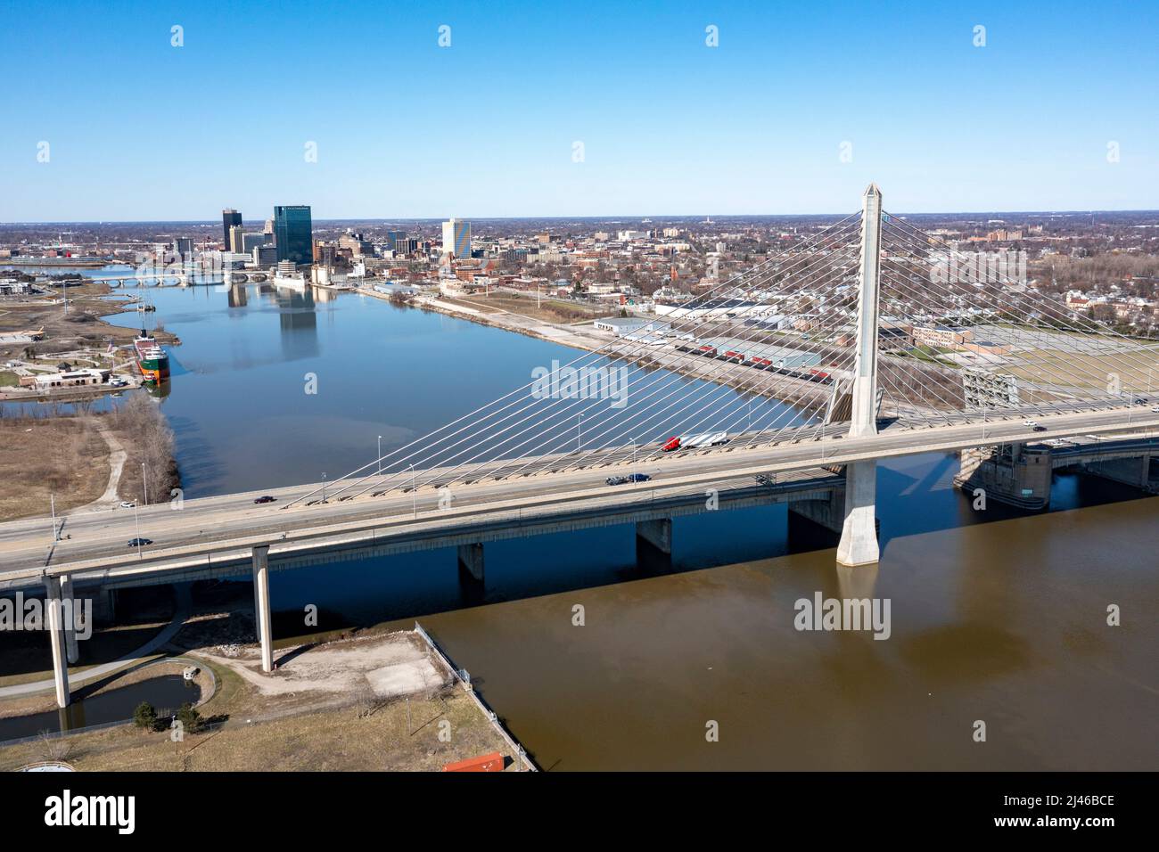 Toledo, Ohio - il ponte Veterans Glass City Skyway porta l'Interstate 280 sul fiume Maumee. Il centro di Toledo è in lontananza. Noi cinque lavoratori Foto Stock
