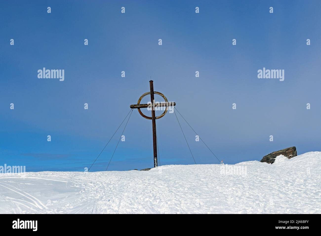 Una croce sulla cima di Patscherkofel, sopra Innsbruck, Alpi austriache (generico) Foto Stock