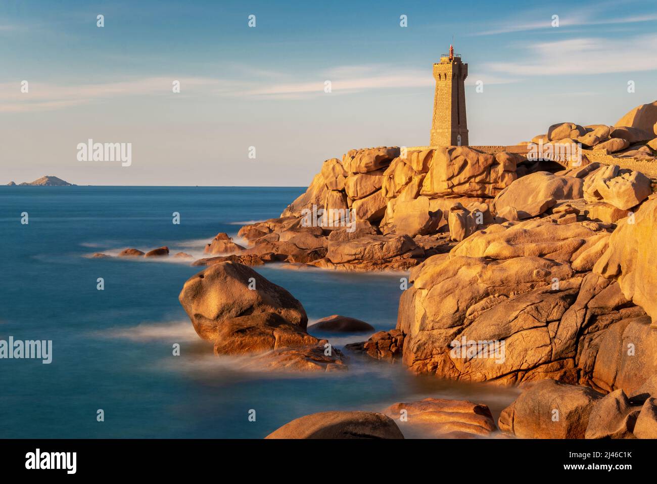 Faro di Ploumana all'ora d'oro a Perros-Guirec, Côtes d'Armor, Bretagna, Francia Foto Stock