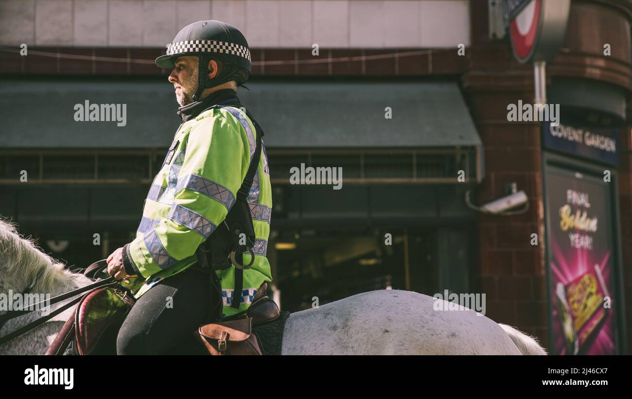 Covent Garden, Londra, Regno Unito - 12 aprile 2016: Un poliziotto montato a cavallo, pattuglia Covent Garden di Londra. Foto Stock