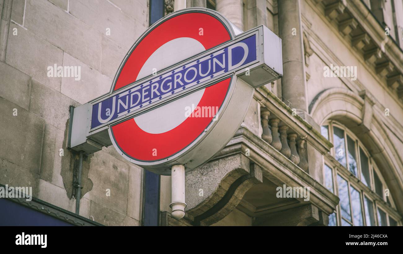Holborn, Londra, Regno Unito - 12 aprile 2016: Un cartello della metropolitana di Londra dai colori vivaci, all'esterno di un edificio. Foto Stock