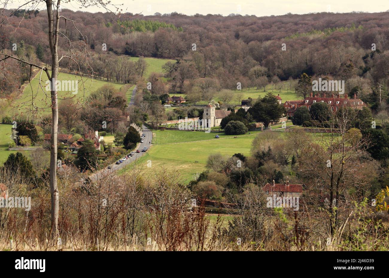 Un paesaggio rurale inglese nelle Chiltern Hills che guarda giù al Hamlet di Bradenham nel Buckinghamshire Foto Stock