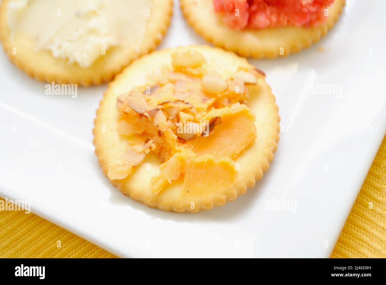 Cracker Buttery rotondo con formaggio Cheddar cremoso con vino Porto e noci Foto Stock