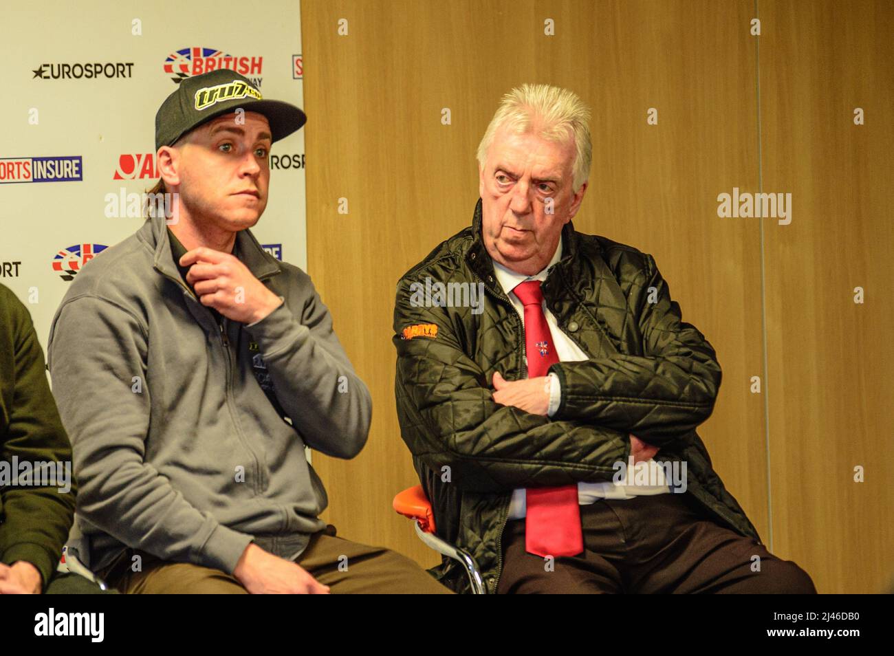 MANCHESTER, REGNO UNITO. APRILE 12th: Richie Hawkins (a sinistra), Manager di Ipswich e Wolves' Manager Peter Adams al Discovery Networks Eurosport Speedway Season Launch al National Speedway Stadium di Manchester martedì 12th aprile 2022 (Credit: Ian Charles | MI News) Credit: MI News & Sport /Alamy Live News Foto Stock