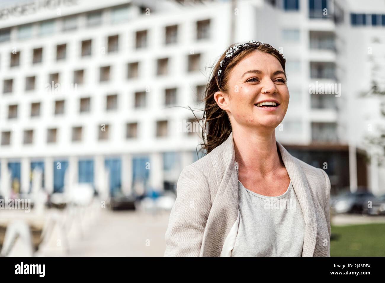 Un ritratto di una giovane donna fiduciosa che cammina in città vicino al porto turistico Foto Stock